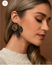 Load image into Gallery viewer, Wonderland Wallflower Black Paparazzi Accessories
